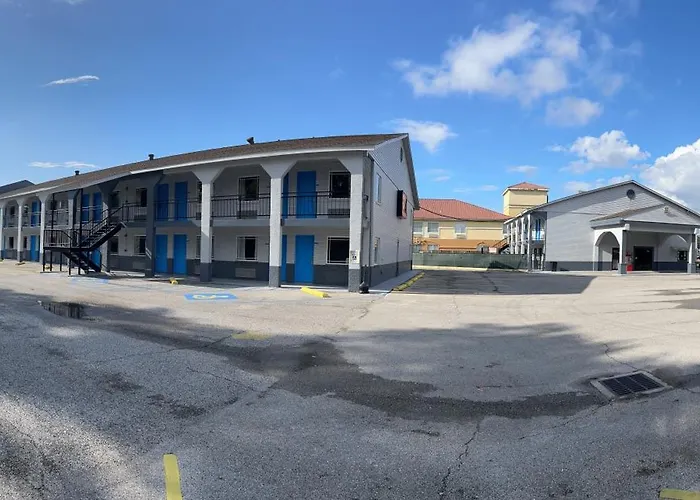 Blue Star 2* Lafayette